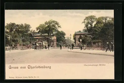 AK Berlin-Charlottenburg, Passanten auf der Charlottenburger Brücke