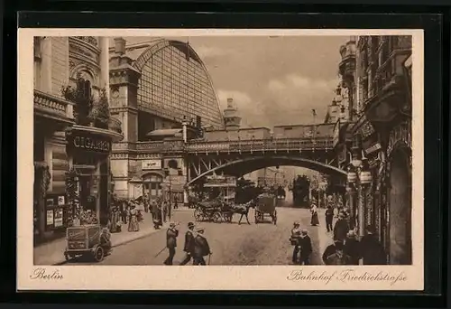 AK Berlin, Bahnhof Friedrichstrasse mit Passanten