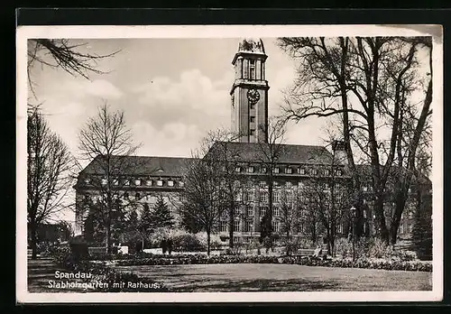 AK Berlin-Spandau, Der Stabholzgarten vor dem Rathaus