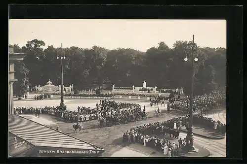 AK Berlin, Parade vor dem Brandenburger Tor