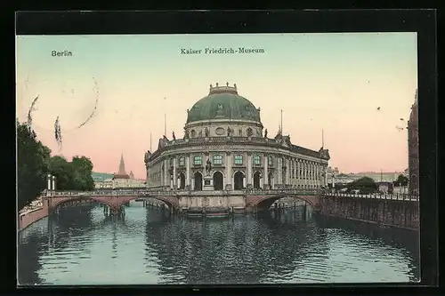 AK Berlin, Blick auf das Kaiser Friedrich-Museum vom Wasser aus