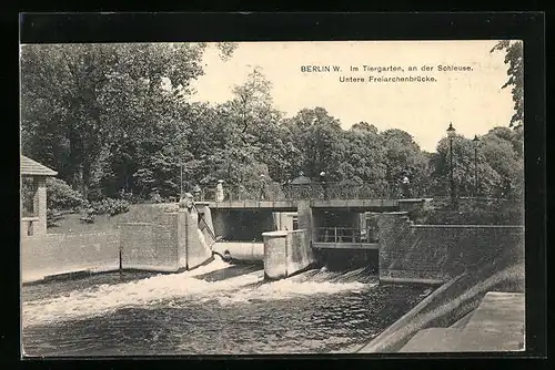 AK Berlin-Tiergarten, Partie an der Schleuse, Untere Freiarchenbrücke