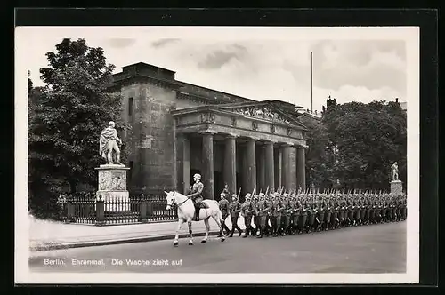 AK Berlin, Wachaufzug vor dem Ehrenmal