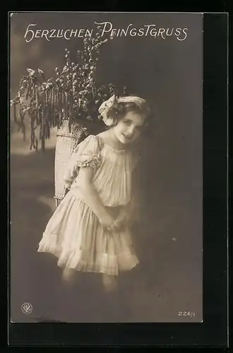 Foto-AK NPG Nr. 224 /1: süsses Mädchen mit Blumenkorb auf dem Rücken, Pfingstgruss