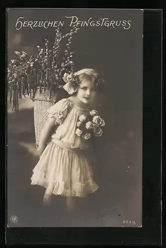 Foto-AK NPG Nr. 224 /5: süsses Mädchen mit Blumenkorb auf dem Rücken, Pfingstgruss