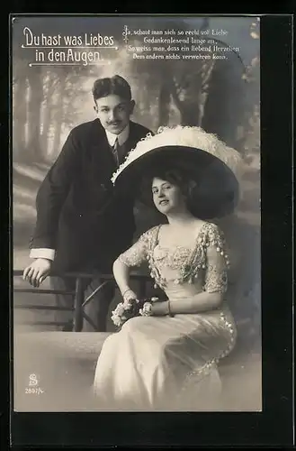 Foto-AK L.J. & F.F. Nr. 2897 /4: Liebespaar auf einer Bank vor einer Studiokulisse