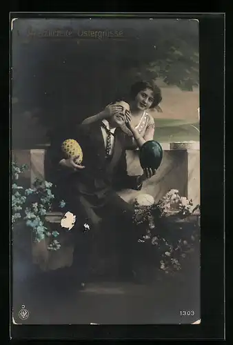 Foto-AK NPG Nr. 1303: Frau hält ihrem Liebsten die Augen zu, Ostergruss