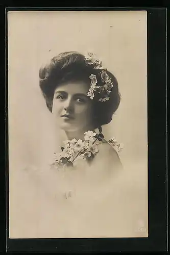 Foto-AK L.J. & F.F. Nr. 2431 /1: dunkelhaarige Schönheit mit Blumen im Haar