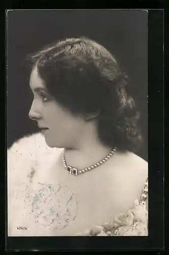 Foto-AK NPG Nr. 426 /10: junge Frau mit Perlenhalskette