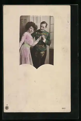 Foto-AK NPG Nr. 1801: Fräulein im Kleid nebst Mann in Uniform