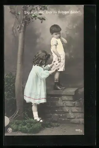 Foto-AK NPG Nr. 1209 /5: Mädchen flickt die Hose eines Buben nach dem Baumklettern