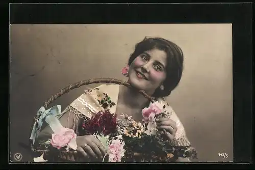 Foto-AK NPG Nr. 743 /5: lächelndes Fräulein mit Blumenkorb