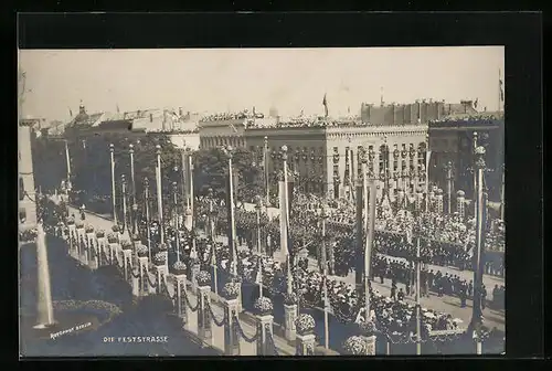 AK Berlin, Unter den Linden im Festschmuck, mit Parade und Publikum