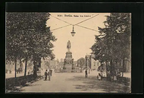 AK Berlin, Partie Unter den Linden, mit Denkmal