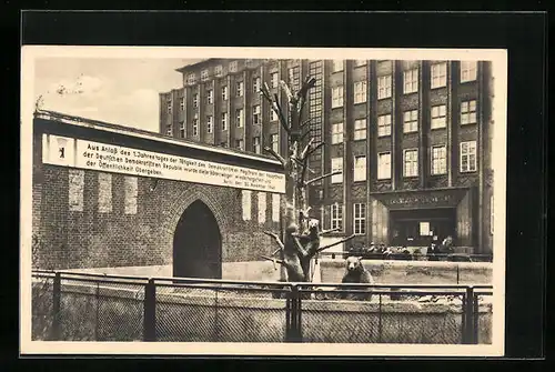 AK Berlin, Berliner Bären Nante und Jette am Märkischen Museum, Märkischer Platz