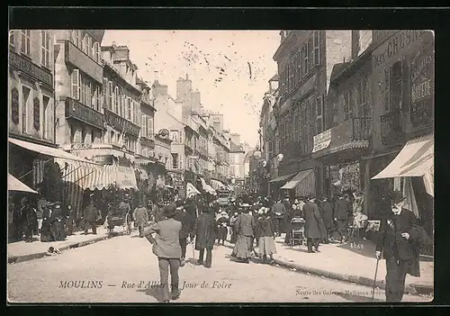 AK Moulins, Rue d`Allier un Jour de Foire