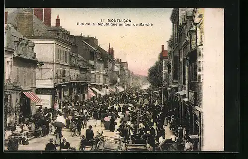 AK Montlucon, Rue de la Republique un jour de Marché