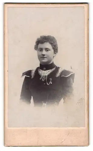Fotografie Wilhelm Wengenroth, Plettenberg, Wilhelmstrasse 36, Junge Frau im Sonntagskleid