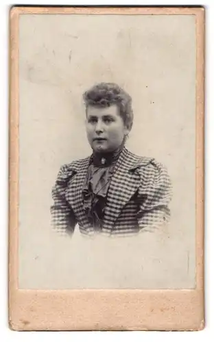 Fotografie Wilhelm Wengenroth, Plettenberg, Wilhelmstrasse 36, Bürgerliche Dame in kariertem Kleid