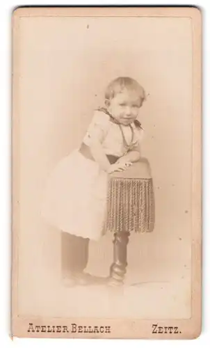 Fotografie Carl Bellach, Zeitz, niedliches Kind in entzückendem Kleid