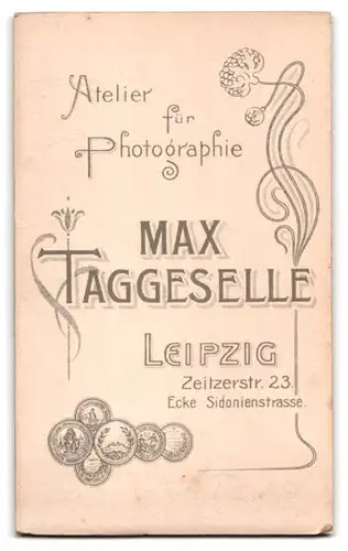 Fotografie M. Taggeselle, Leipzig, Zeitzerstr. 23, Junger Mann in modischem Anzug