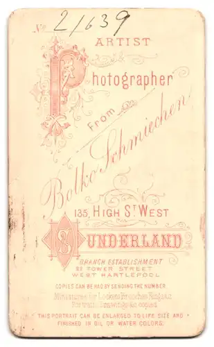 Fotografie Bolko Schmiechen, Sunderland, 22. Tower Street, Dame in elegantem schwarzen Kleid