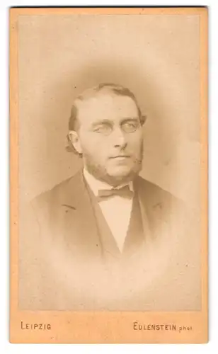 Fotografie Eulenstein, Leipzig, Tauchaer Strasse 29, Herr in elegante Anzug mit Backenbart und Brille