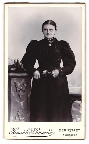 Fotografie Heinrich Schmorrde, Bernstadt, Junges Fräulein in dunklem Kleid mit einer prachtvollen Rose in der Hand