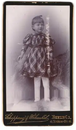 Fotografie Schippang & Wehenkel, Berlin, Stralauer-Str. 49, kleines Mädchen in entzückendem kariertem Kleid