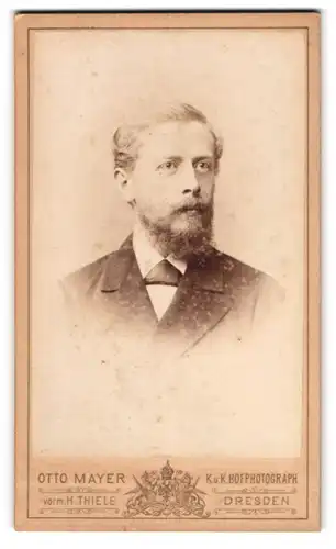 Fotografie Otto Mayer, Dresden, Pragerstr. 31, eleganter Herr mit Vollbart