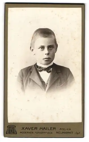 Fotografie Xaver Hailer, Naumarkt i. Opf., Junge in elegantem Anzug mit schicker Schleife