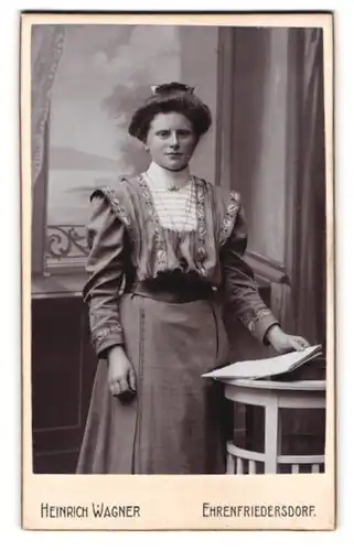 Fotografie Heinrich Wagner, Ehrenfriedersdorf, Chemnitzerstr., Junge Dame in schickem Kleid mit Hochsteckfrisur
