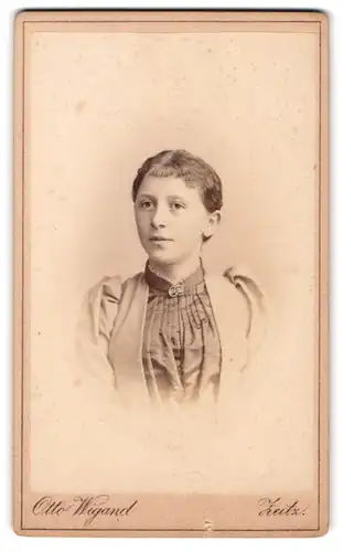 Fotografie Otto Wigand, Zeitz, Badstubenvorstadt 2, Junges Fräulein in elegantem Gewand