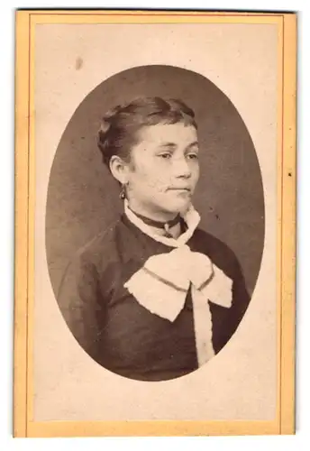 Fotografie Miloshava Bartone, Starkenbach, junges Fräulein mit elegantem Schmuck und dunkler Kleidung