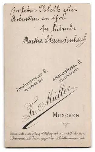 Fotografie Fr. Müller, München, Amalienstr. 6, Junge Dame in schwarzem Kleid mit eleganter Hochsteckfrisur