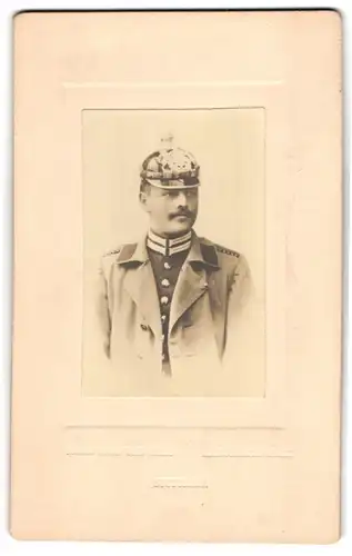 Fotografie Illustrierte Welt, Stuttgart, Einjährig-Freiwilliger Gustav Weln in Gardeuniform, Pickelhaube Württemberg