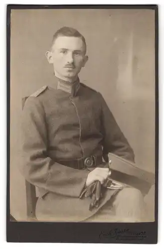 Fotografie Erich Saupe, Pirna a. E., Grohmannstr., Leutnant in Feldgrau mit Feldbinde-Koppelschloss Preussen