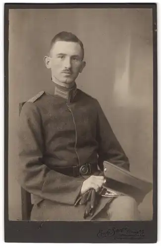 Fotografie Erich Saupe, Pirna a. E., junger Leutnant in Feldgrau Uniform mit Feldbinde-Koppelschloss Preussen
