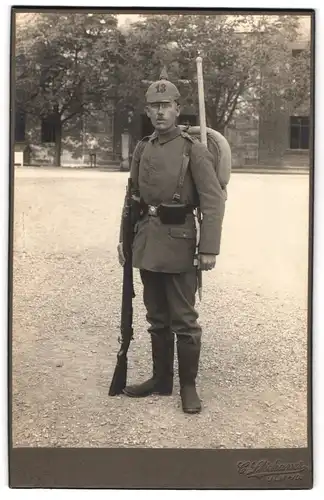 Fotografie C. Stickaner, Ulm / Donau, Soldat in Feldgrau Uniform Württembergische Fussartillerie Rgt. 13, Ausmarschgepäck
