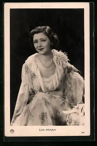 AK Schauspielerin Lya Mara im Kleid sitzend