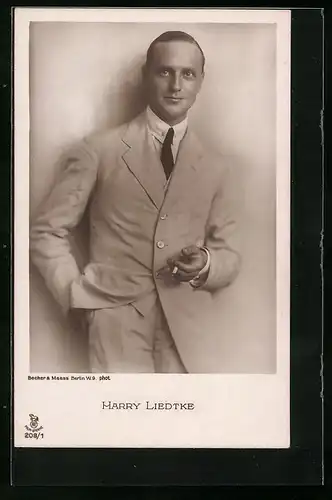 AK Schauspieler Harry Liedtke mit einer Zigarette in der Hand