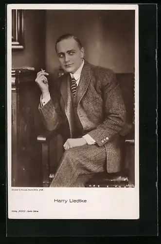 AK Schauspieler Harry Liedtke Zigarette rauchend