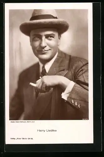 AK Schauspieler Harry Liedtke mit Zigarette in der Hand