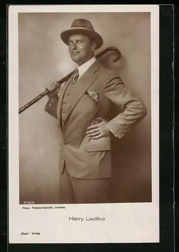 AK Schauspieler Harry Liedtke mit einem Stock und Hut