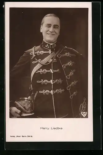 AK Schauspieler Harry Liedtke in Uniform mit stolzem Blick
