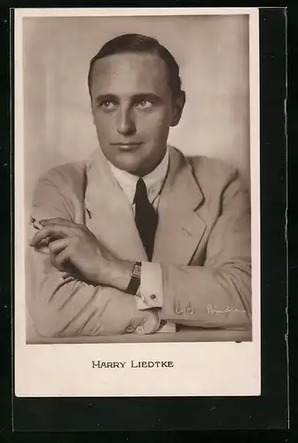 AK Schauspieler Harry Liedtke mit einer Zigarette nachdenklich blickend