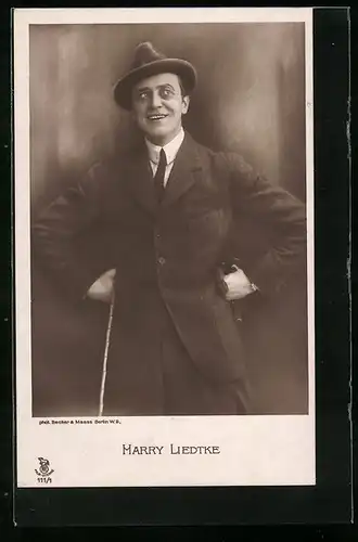 AK Schauspieler Harry Liedtke mit einem Stock