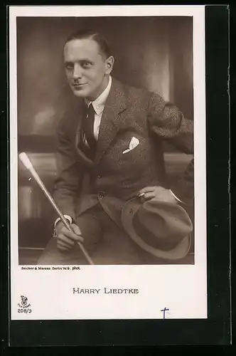 AK Schauspieler Harry Liedtke mit Hut und Stock in der Hand