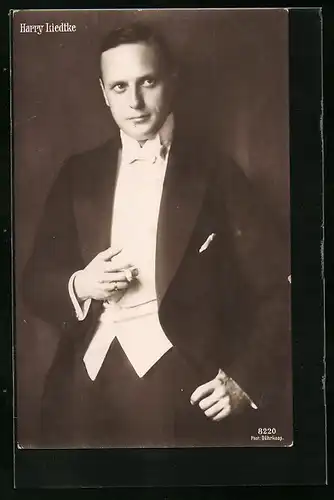 AK Schauspieler Harry Liedtke Zigarette rauchend im Anzug