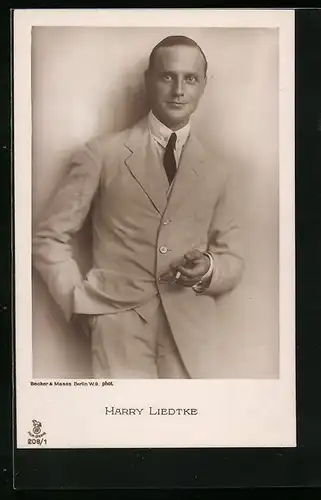 AK Schauspieler Harry Liedtke rauchend mit Hand in der Hosentasche